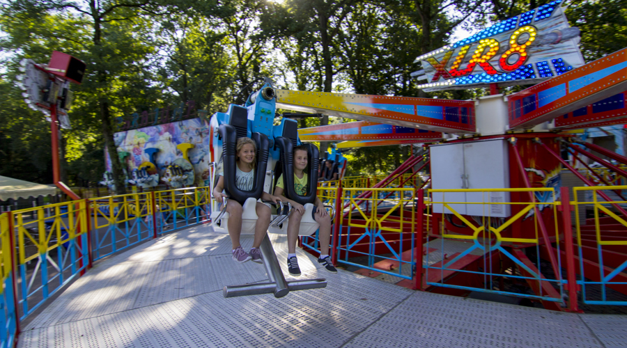 Diese coolen Kids kreischen auch im XLR8 des Vergnügungsparks Drouwenerzand durch die Luft