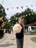 Smullen van een heerlijke suikerspin tijdens het Food Circus van Drouwenerzand Attractiepark