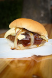 Smullen van een gratis broodje hamburger