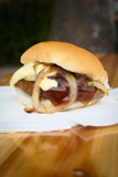 Smullen van een gratis broodje hamburger